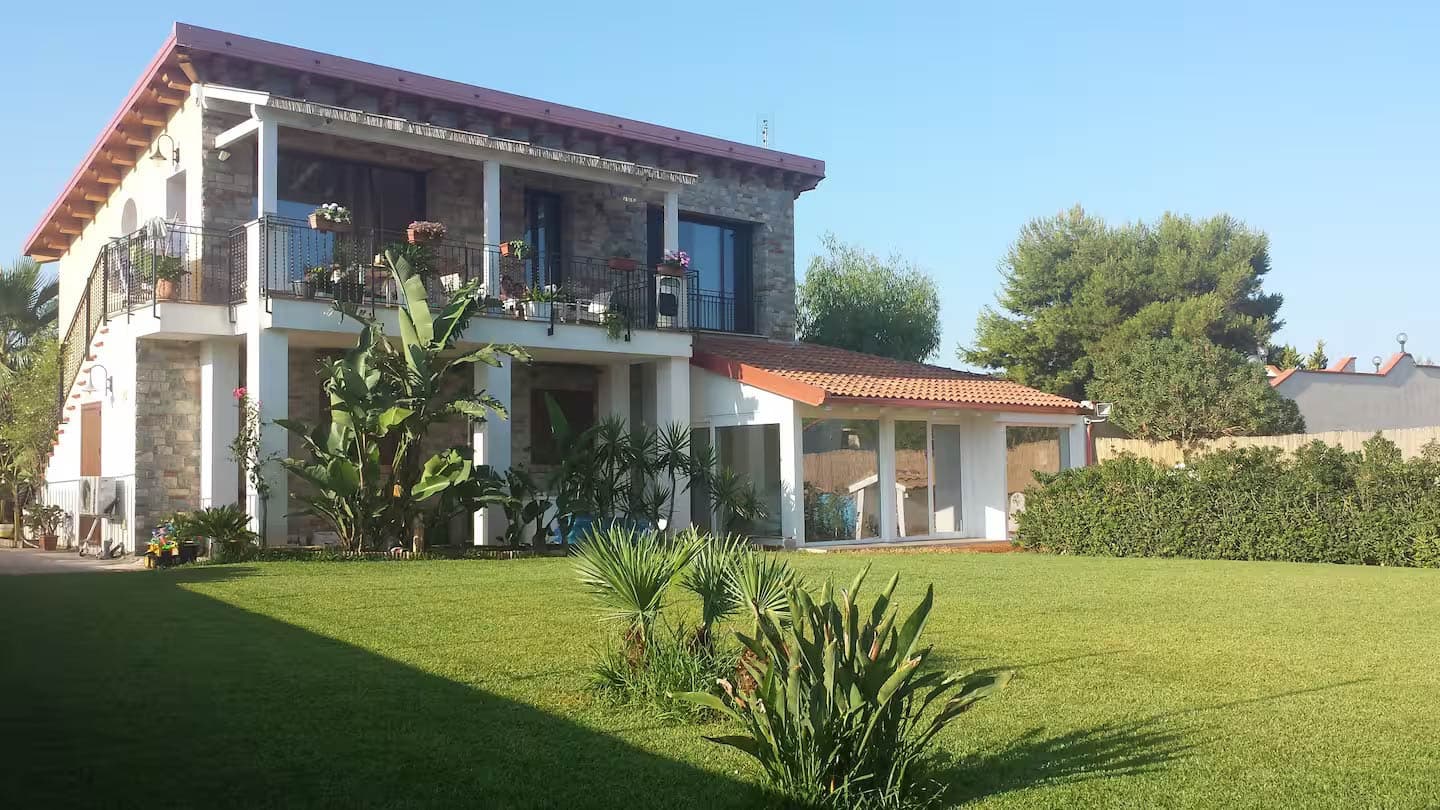 Villa con giardino e terrazza mediterranea