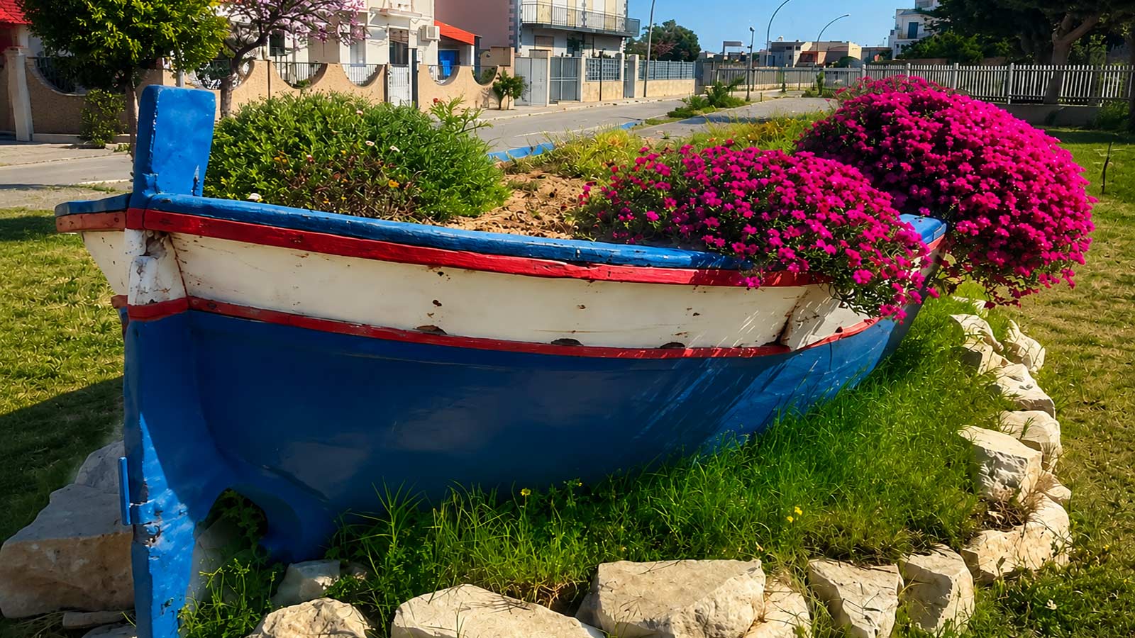Il villaggio dei pescatori di Terrasini con il porticciolo e le barche colorate