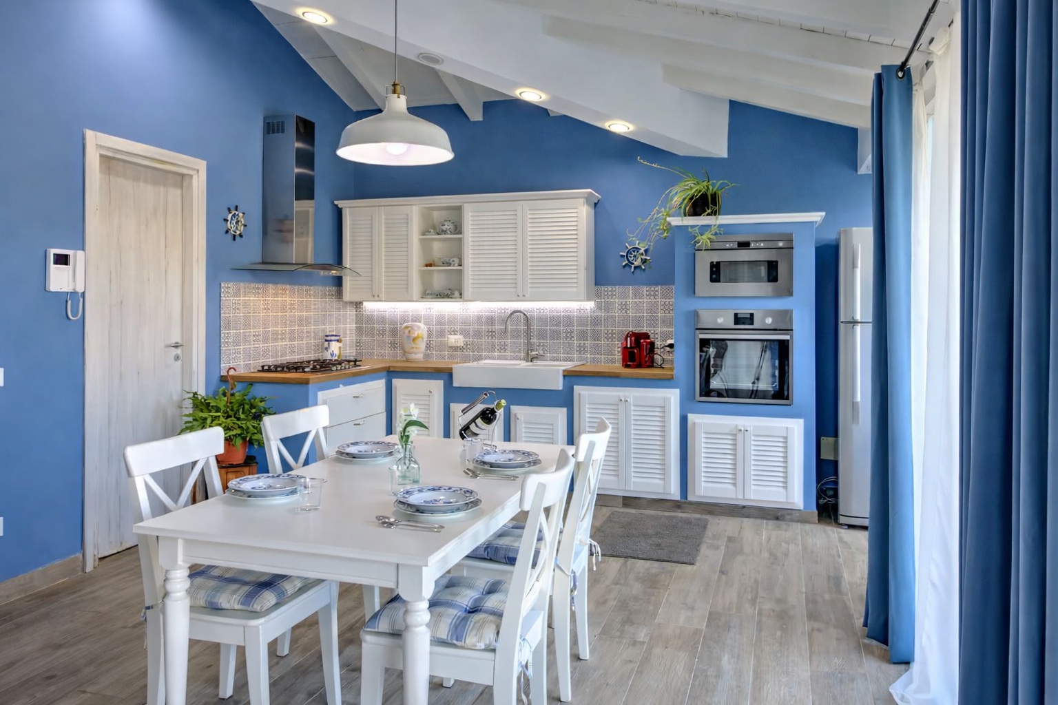 Cucina attrezzata con zona pranzo luminosa