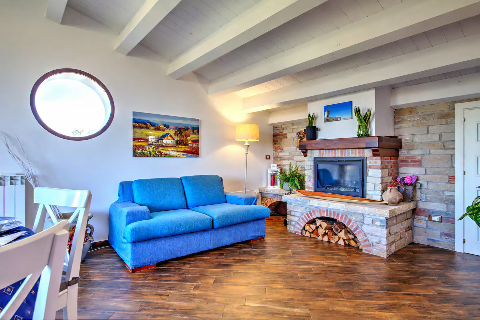 Zona de dormitorio con muebles claros y ambiente acogedor