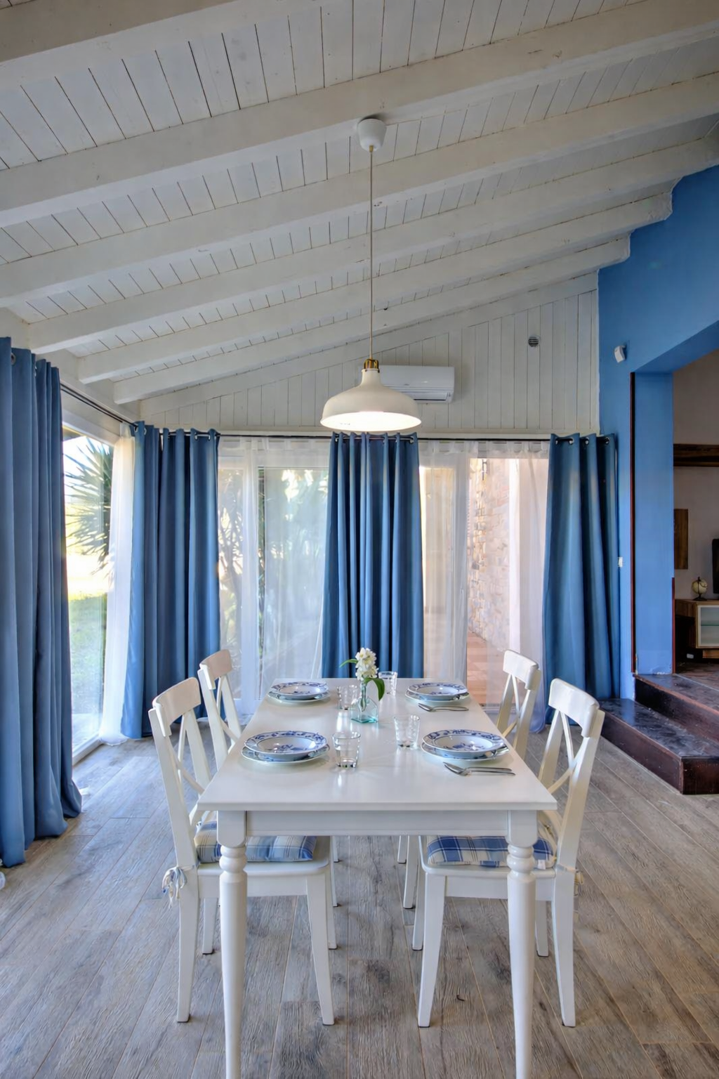 Dormitorio de la villa con estilo mediterraneo y detalles cuidados