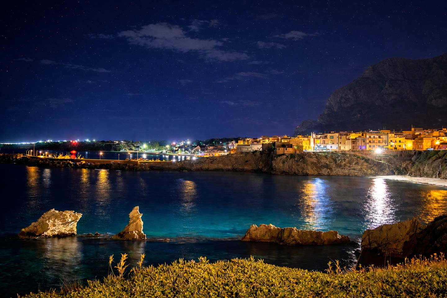 I faraglioni di Terrasini illuminati lungo la costa al calar della sera