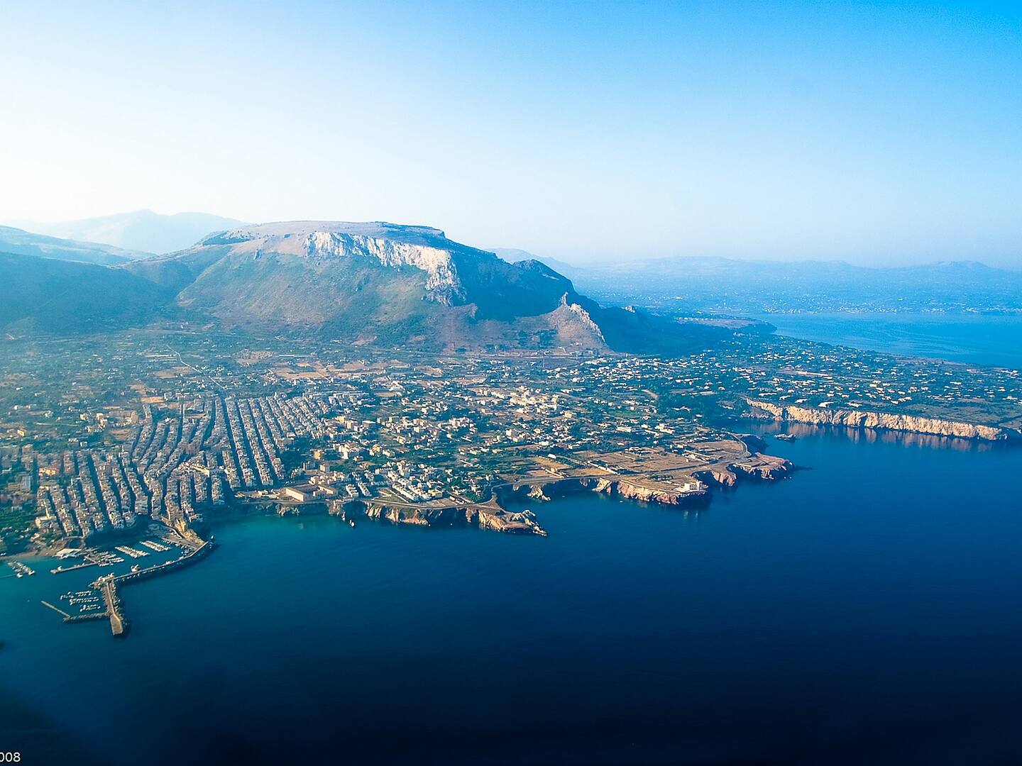 Onde che si infrangono sulla costa di Terrasini
